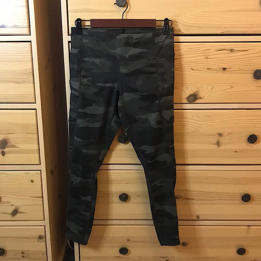 Athleta Camo Contender 7/8 Powerlift Tight Size Small